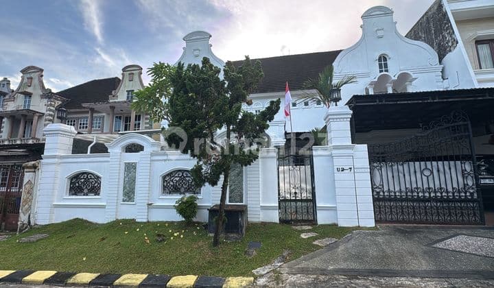 Rumah Model American Classic Terletak Di Perumahan Elit Kota Balikpapan
