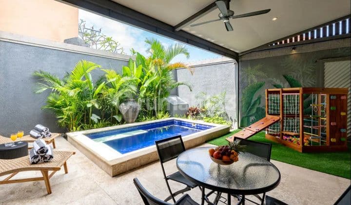 Vila Di Kerobokan 200.0 M² Shm Fully Furnished Ag