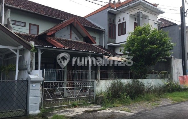 Rumah Dijual / Disewakan Shm Di Kebo Iwa Butuh Minim Renovasi Tt