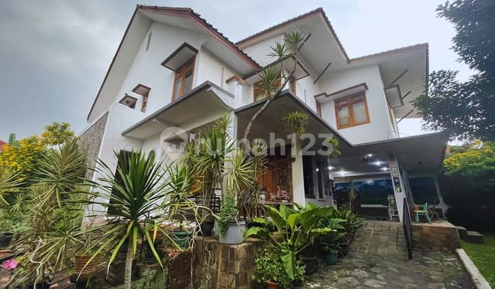 Rumah Strategis dengan Halaman Luas di Kramat Jati