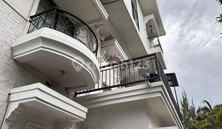 Dijual Rumah Siap Huni di Kenari Golf PIK. Luas 11x13. 3 lantai Semi Furnish