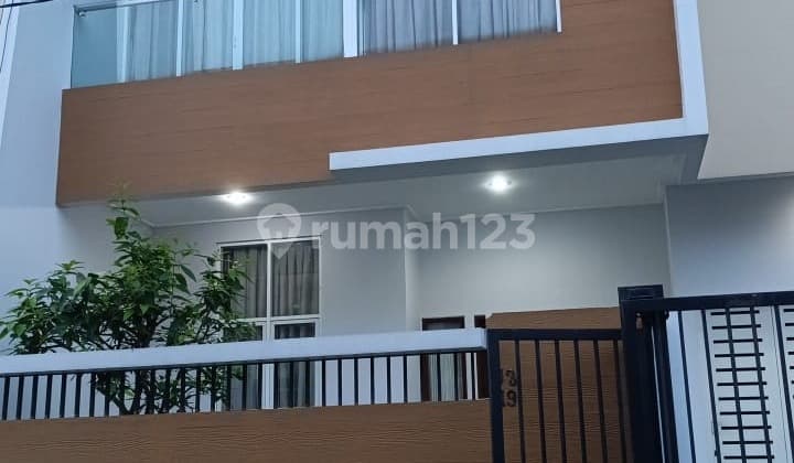 Dijual Rumah di Intercon Kebon Jeruk. Luas 9X18m Bebas Banjir