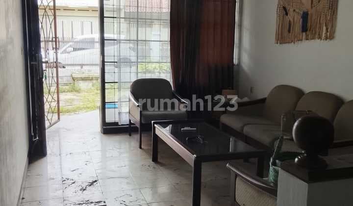 Disewakan Rumah dengan Halaman Luas di Lokasi Strategis