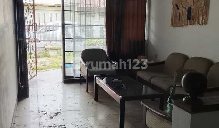 Disewakan Rumah dengan Halaman Luas di Lokasi Strategis
