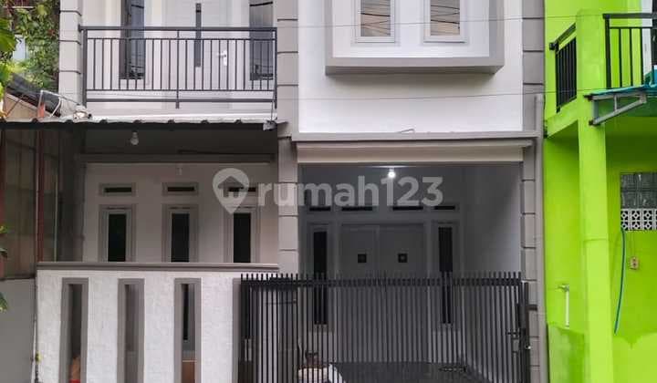 Dijual Rumah 2 Lantai Luas dan Murah Dekat Tol
