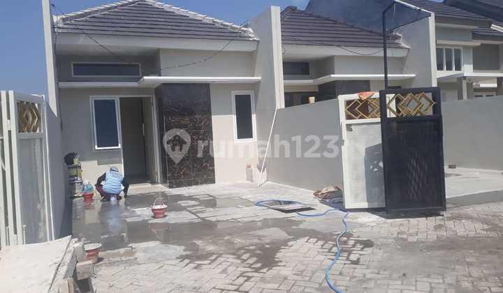 Rumah, 1 Lantai, SHM, di Gununganyar : Baru Gresss & Siap Huni di Jalan Modern Tengah Gununganyar - Surabaya Timur