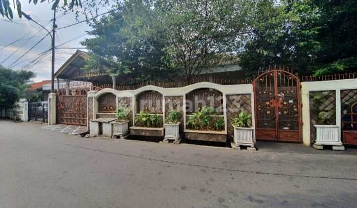 Lucky to Buy a Cheap Ready-to-Live House in Matraman, East Jakarta