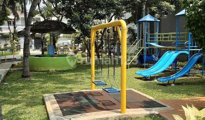Rumah Dalam Kondisi Siap Huni Dijual Cepat di Janur Elok Kelapa Gading, 1. Row Jalan 2 Mobil2. Rumah Bebas Banjir3. Dekat Sarana Ibadah Gereja dan Masjid4. Dekat dengan Mall Kelapa Gading dan Mall Arta Gading5. Dekat Hotel Santika5. Dekat dengan Kuliner K