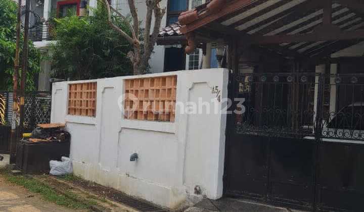 Rumah 2 Lantai Di Ciputat Siapa Huni Semi Furnished