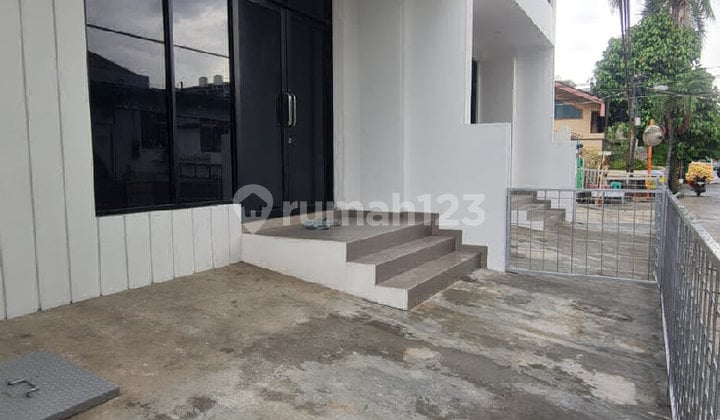 Ruko Baru 4 Lantai Pinggir Jalan Bebas Banjir di Taman Ratu S9426