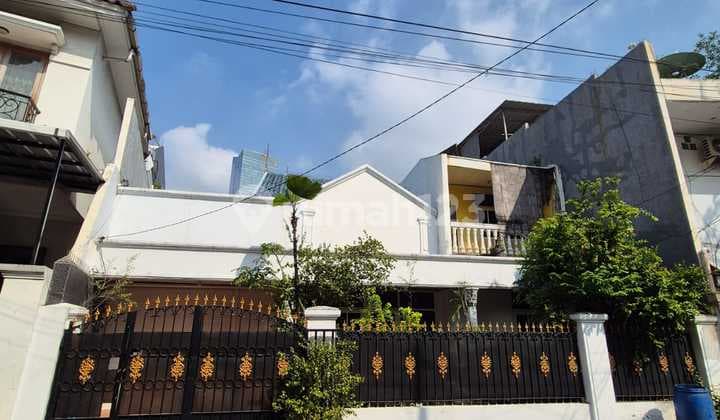 Dijual rumah lama terawat bebas banjir , lokasi bagus dibelakang Setiabudi One cocok untuk hunian atau kos2an