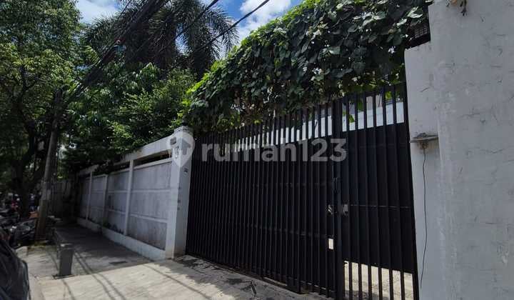 Disewakan Rumah dengan Lahan Luas Cocok untuk Office atau Usaha di Jl Tebet Barat