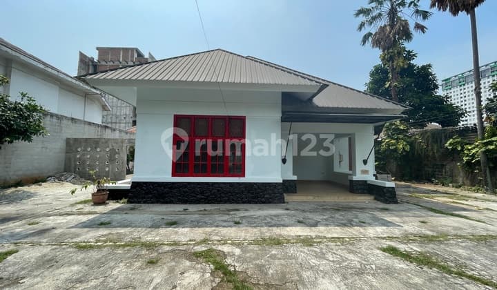 Dijual Rumah Belanda dengan Lahan Luas di Kawasan Menteng