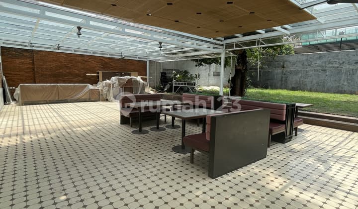 Disewakan Rumah Konsep Vintage di Menteng Dekat Taman Amir Hamzah