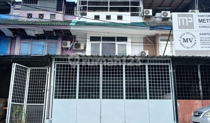 Strategic 3-Story Shop House Kosambi Baru West Jakarta