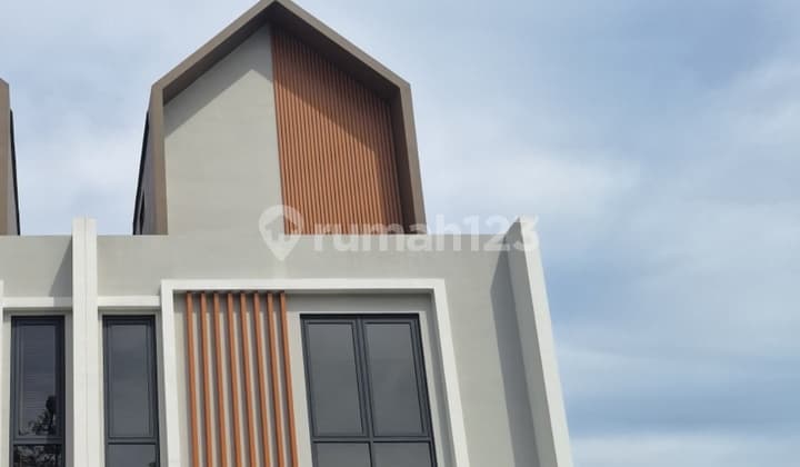 Rumah Bagus Inden Premium Type 2 1/2 Lantai Victoria Village Tangerang