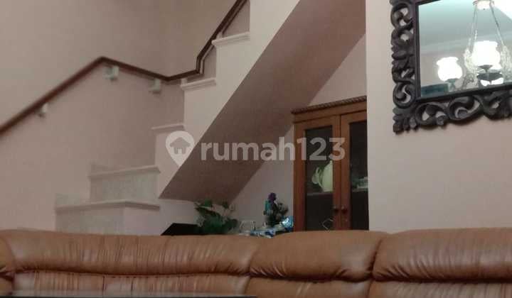 Rumah Bagus Siap Huni 2 Lantai Strategis di Jakarta Timur