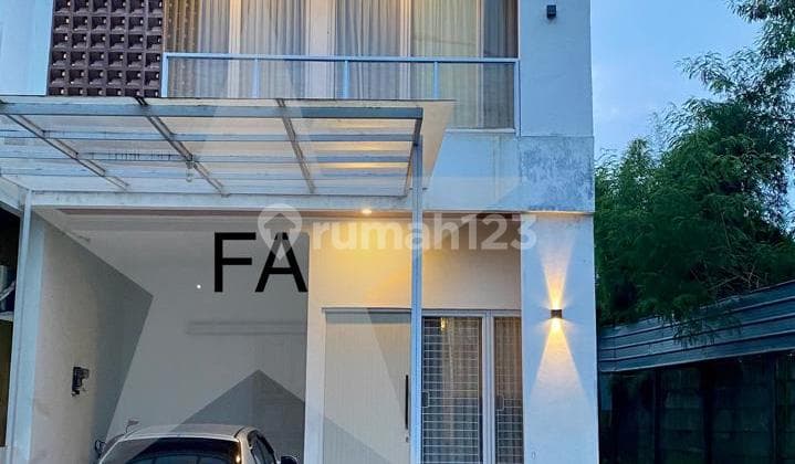 Nice 3-Story House Neat Ready to Occupy in Kota Wisata.