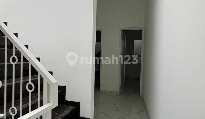 Rumah Baru 2,5 LT Hook Rooftop Dekat Mkg, Bebas Banjir di Gading