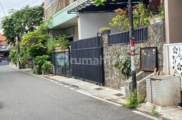 Rumah 200M2 Strategis di Cempaka Putih, Nyaman Buat Keluarga