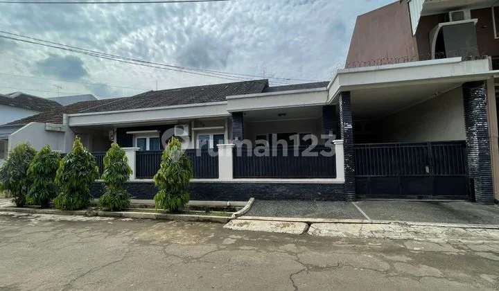 Rumah Masa Depan di Jatiwaringin: Luas & Siap Mobil Listrik! :Zap: