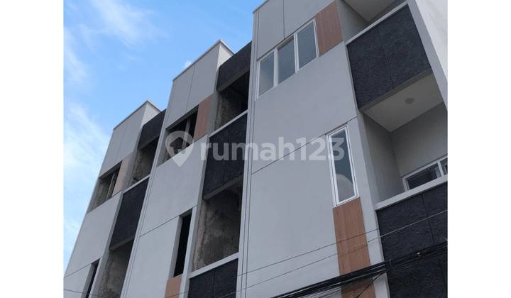 Rumah Rooftop Modern 3 Lantai, Strategis 30 Menit SCBD Area - SHM