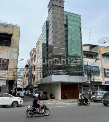 Disewakan ruko lokasi strategis di jalan raya yang aman dan bebas banjir
