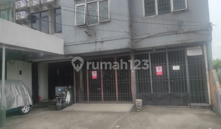 3-Storey Shophouse on Busy Street in Karang Mulya, Karang Tengah, Tangerang