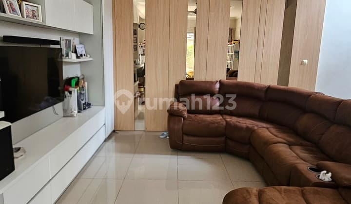 Hoek Badan Taman Samping Luas Dgn Solar Panel Bangunan Mandiri The Icon Cosmo Bsd