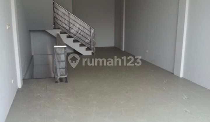 Ruko 3 Lantai Siap Pakai di Pinggir Jalan Raya Gajahmungkur