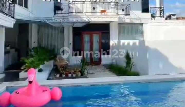Strategic Villa with Private Swimming Pool Near Yogyakarta Monument