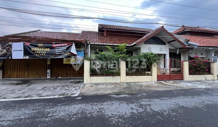 Rumah Bagus Bonus Ruko Strategis di Maguwoharjo, Yogyakarta