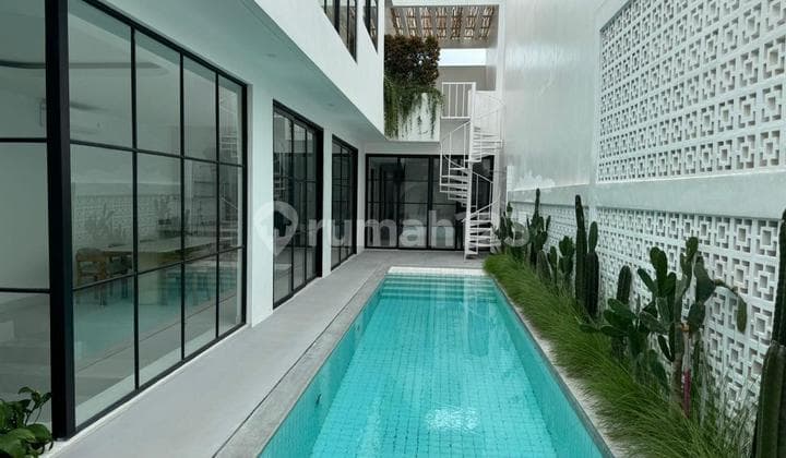 Vila Mewah dengan Modern Tropis di Pererenan