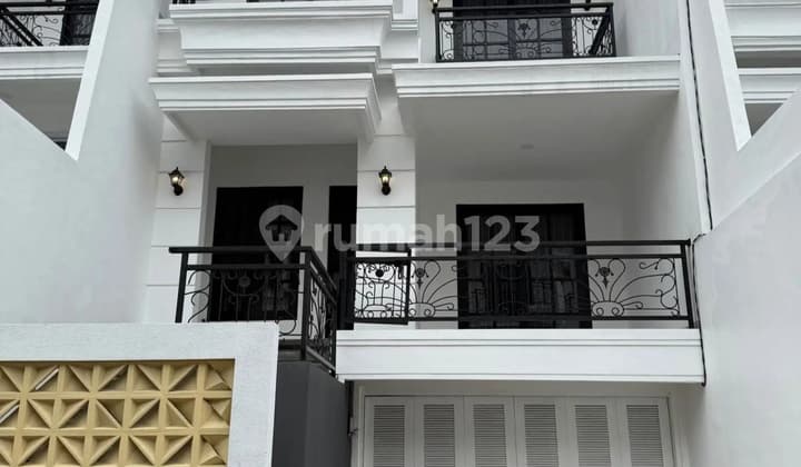 Rumah Mewah Full Furnish Di Pemogan. Row Jalan Besar, Carport Dan Garasi