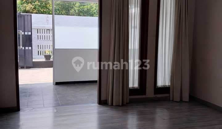 Rumah Strategis di Cipete Halaman Luas, Garasi 4 Mobil Harga Nego