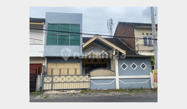 Rumah Second Tipe Besar Pinggir Jalan Condongcatur Depok