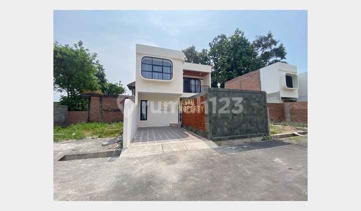 Rumah 2 Lantai Desain Unik di Maguwoharjo Sleman