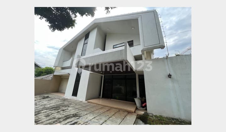 Rumah Impian di Mampang Prapatan, Siap Huni, Kolam Renang
