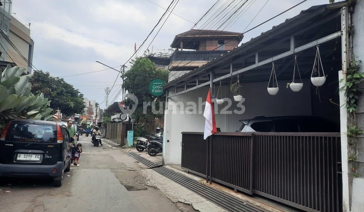 Jual Rumah SHM 2.5 Lantai di Lengkong