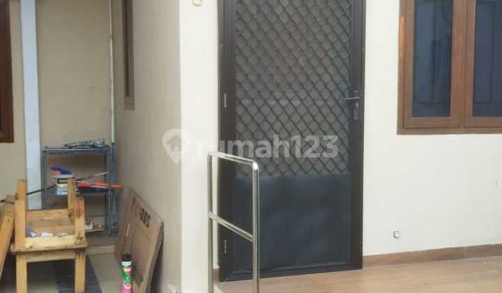 Disewakan Rumah Dua Lantai di Bojong Indah