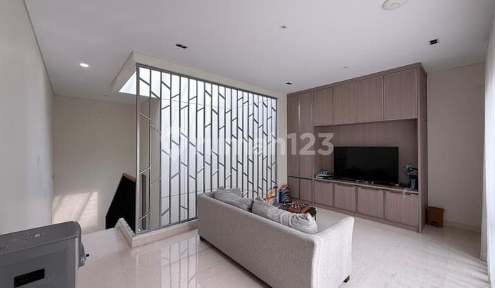 Jarang Ada Rumah Cakep Tidak Berhadapan dengan Tetangga Mozart Gading Serpong