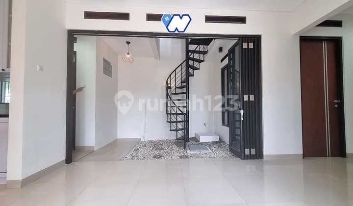 Bebas Banjir, Rumah, 2 Lantai, SHM, Dekat Pusat Perbelanjaan, di Batununggal