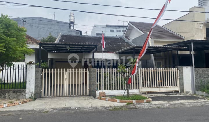 DIJUAL RUMAH KLASIK TERAWAT SIAP HUNI JALAN CANDI-CANDI DEKAT ABM MALANG