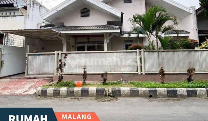 Rumah Klasik Selangkah ke Pusat Kota di Sulfat Agung Malang