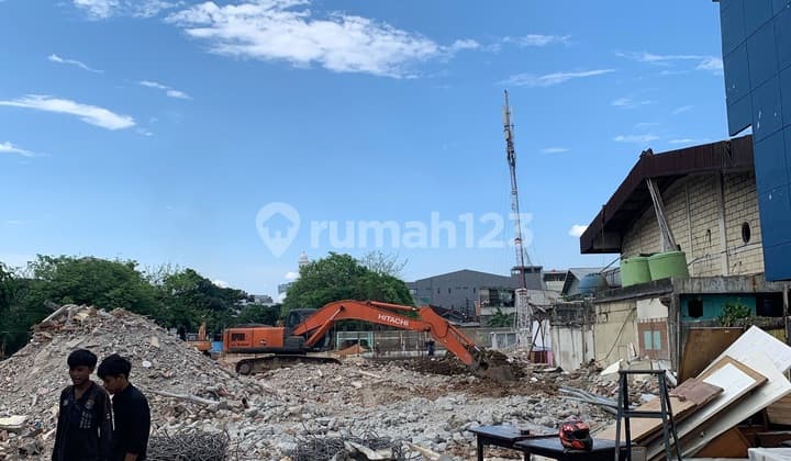 Warehouse on Panjang Road, Kebon Jeruk, Rarely Available, Cheap, Strategic