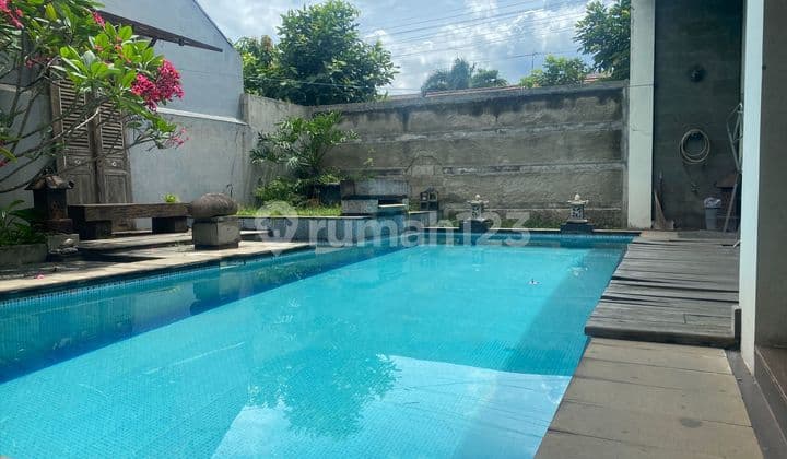 Rumah dengan Kolam Renang di Jatiasih Bekasi