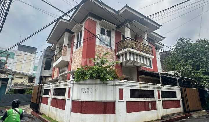 Rumah Posisi Hook Ada Lift di Jl.otista Jaktim