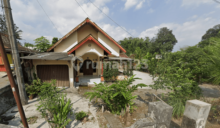 For Rent House in Ngemplak Sleman: 4 Bedrooms & 3 Bathrooms, Building Area 400 M2 - Spacious & Comfortable