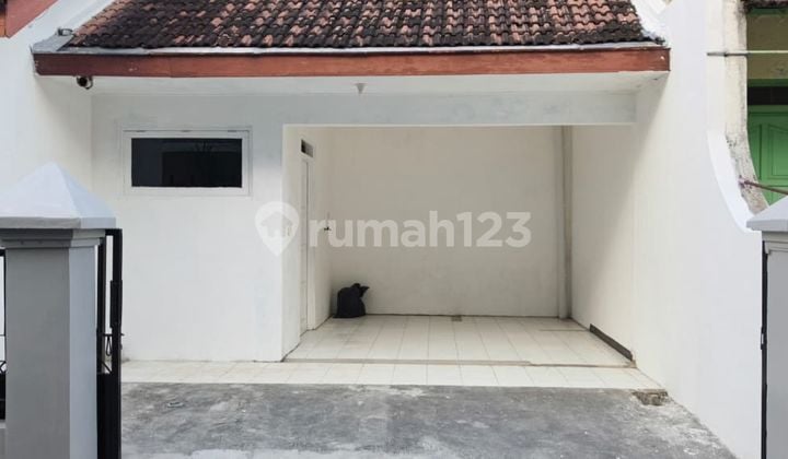 Rumah 2 Kamar Tidur di Solo Dlm Perumahan Ada Garasi Mobil