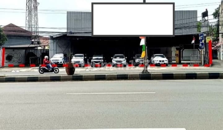 Bangunan Ex Showroom di Jalan Raya Serpong, Tangerang Selatan